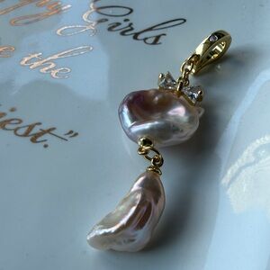 Freshwater Petal Pearl Pendant Dangle Petal Pearl Gold Tone